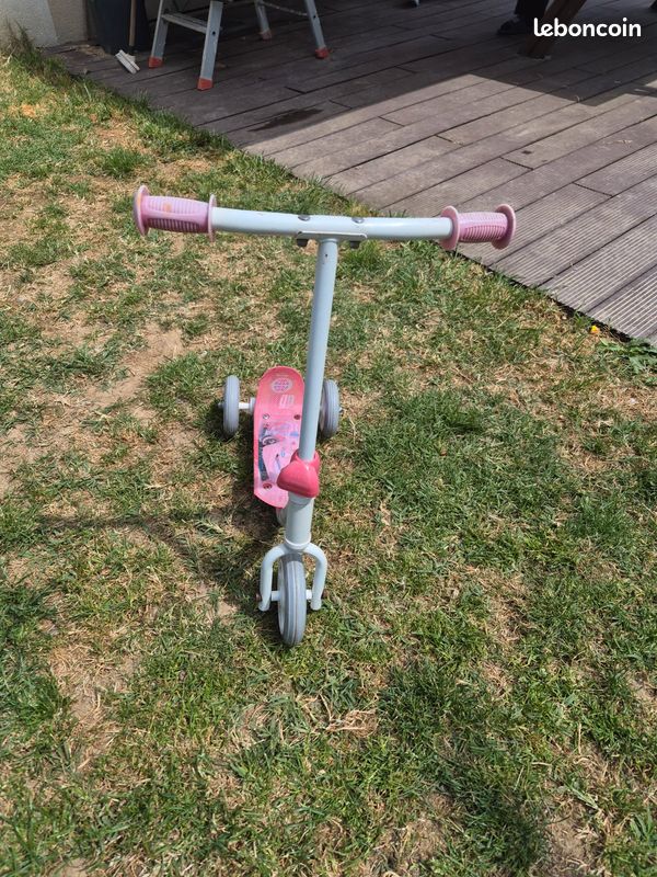Vend trotinette 3 roues enfant Cars blanche et rouge en état 5 euros (image 1)