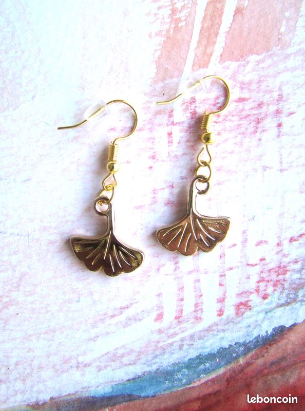 Boucles oreilles feuille gingko dorée petit crochet (image 1)