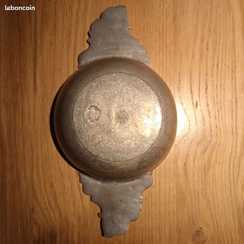 Ancien plat écuelle bol à oreilles pot couvert avec son assiette en étain Varido 1751 (image 6)
