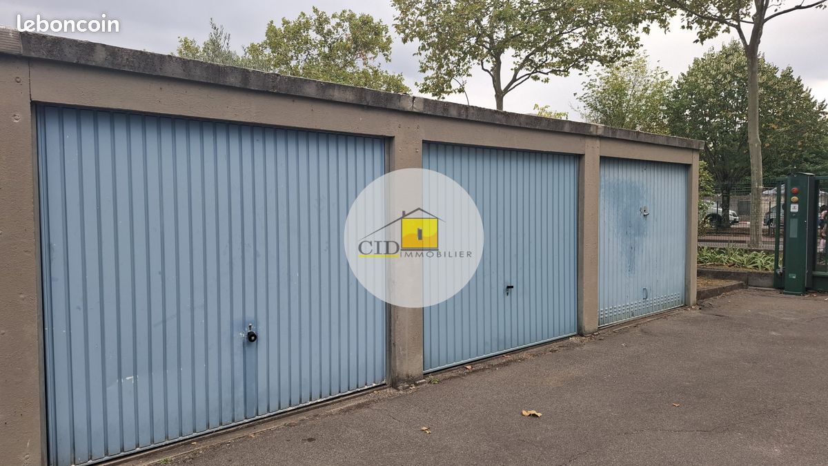 Parking/box Saint-Priest · 120 €/mois