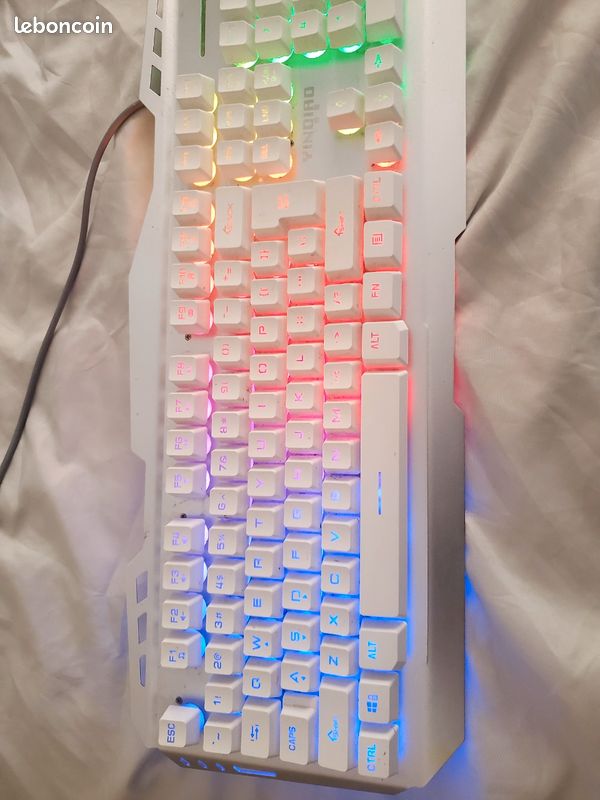 Un clavier avec souris et tapis de souris (image 2)