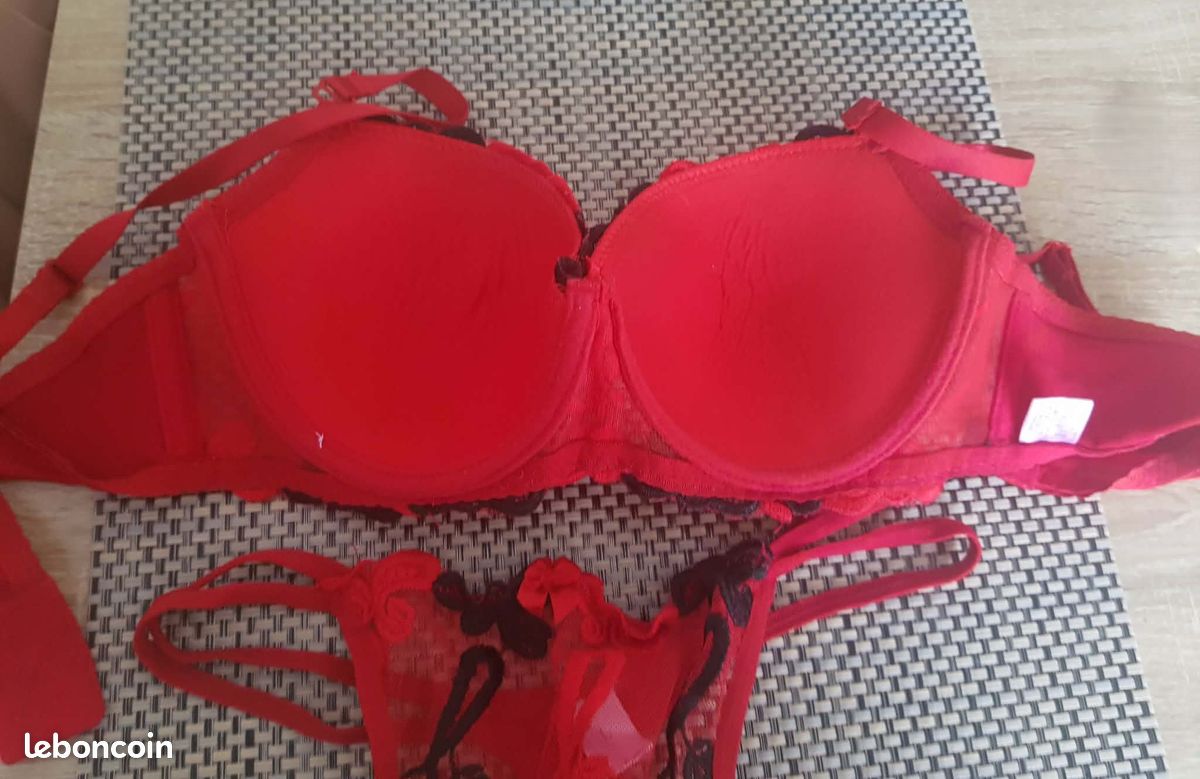 Ensemble soutien gorge et string rouge et noir Soutien-gorge taille 90B - string taille L 75% polyamide, 15% polyester, 10% Elasthanne Très bon état Pas sérieux s'abstenir (image 3)