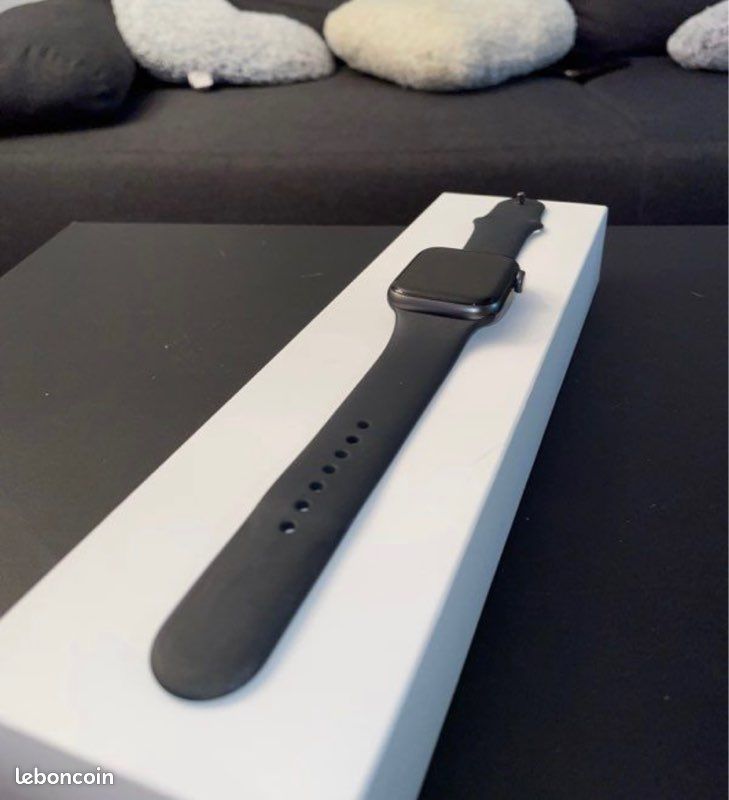 Apple Watch SE 44mm (image 1)
