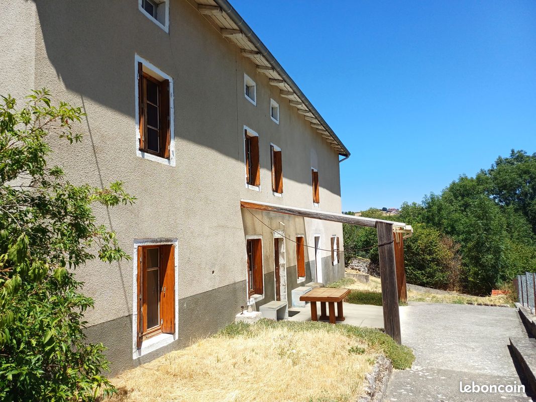 Maison 8 pièces 200 m² · à Saint-André-de-Chalencon · 200 m² · 129 000 €