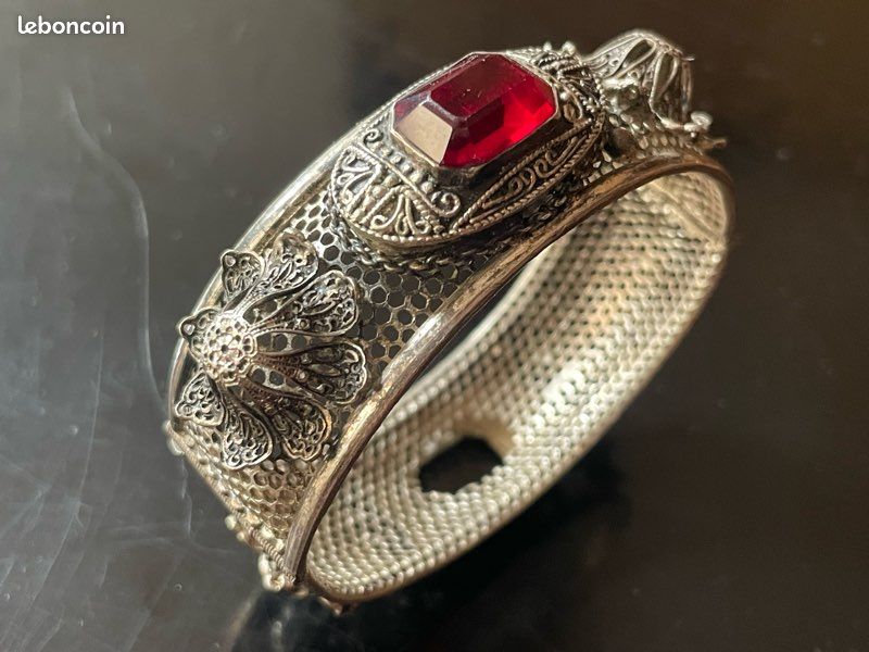 Bracelet Berbère Ancien à Charnière - Métal Doré Avec Cabochons Rouges Et Verts