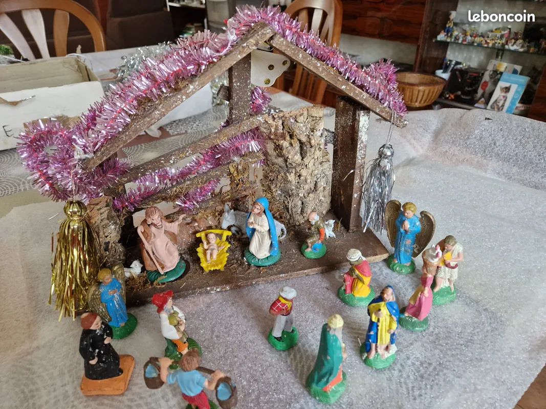 Creche avec 12 santons (image 1)