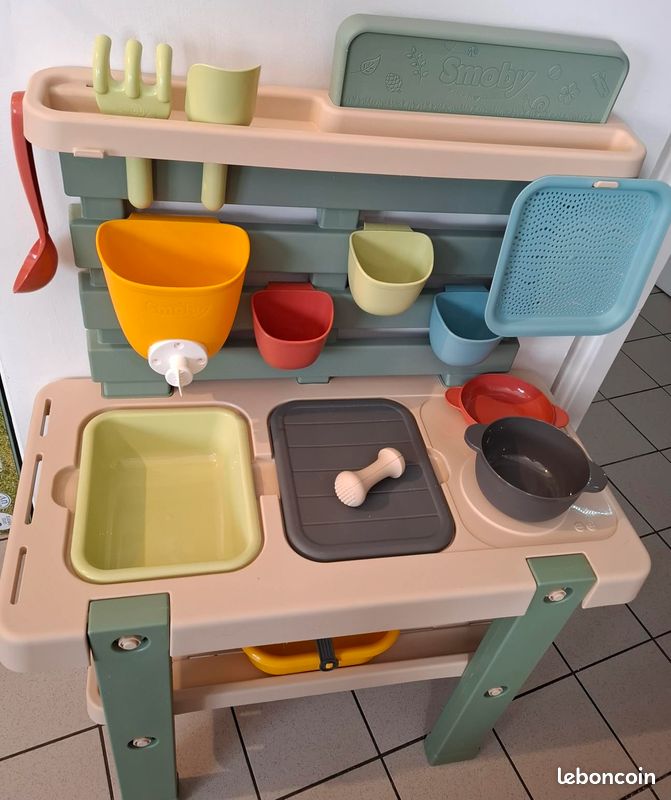 Smoby Life – Mud Cooking House – Cuisine Tambouille Avec 16 Accessoires – Dès 2 Ans – Fabrication Française – Matière Recyclée