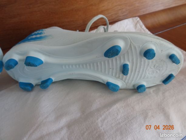 Crampons de foot coupe basse pour terrain sec Tiempo Ligera Pro LE