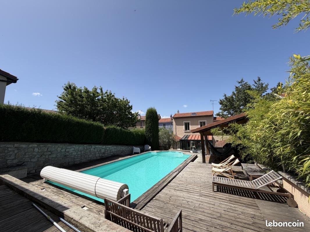 Maison 9 pièces 297 m² · à Saint-Étienne · 297 m² · 450 000 €
