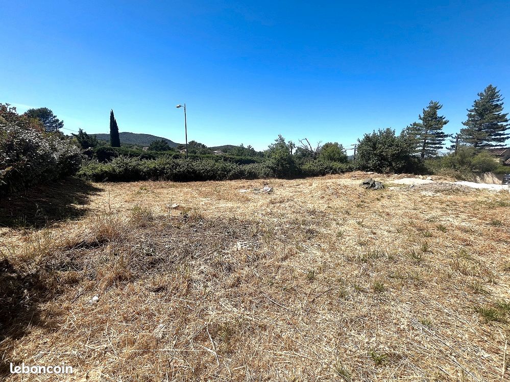 Terrain 787 m² · à Saint-Maximin-la-Sainte-Baume · 787 m² · 215 000 €