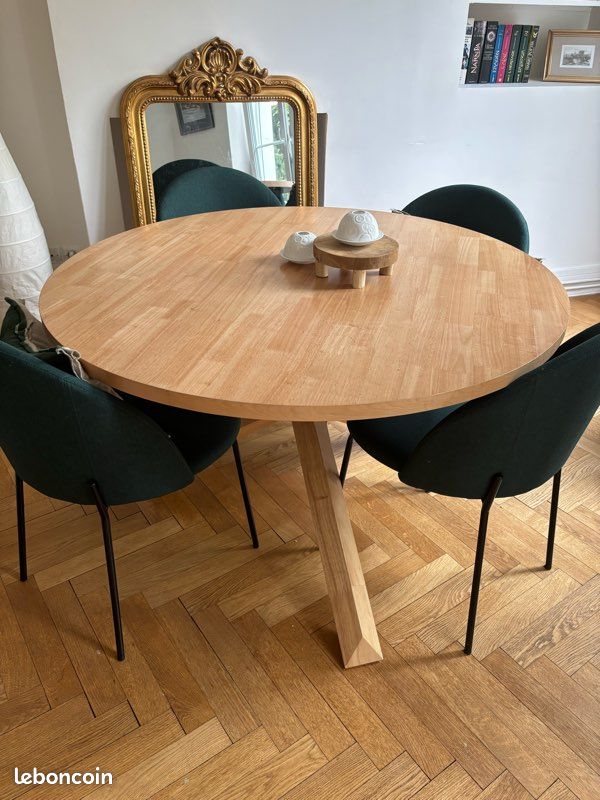 Table ronde en bois 4-6 places (image 1)