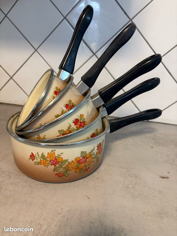 Casseroles vintage des années 70 - Décoration