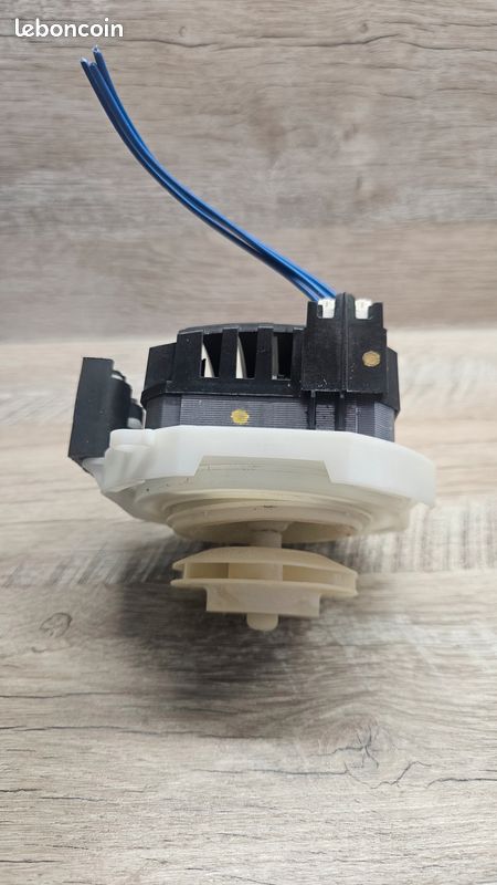 INDESIT ARISTON SCHOLTES n°4 pompe de cyclage d'occasion pour lave vaisselle