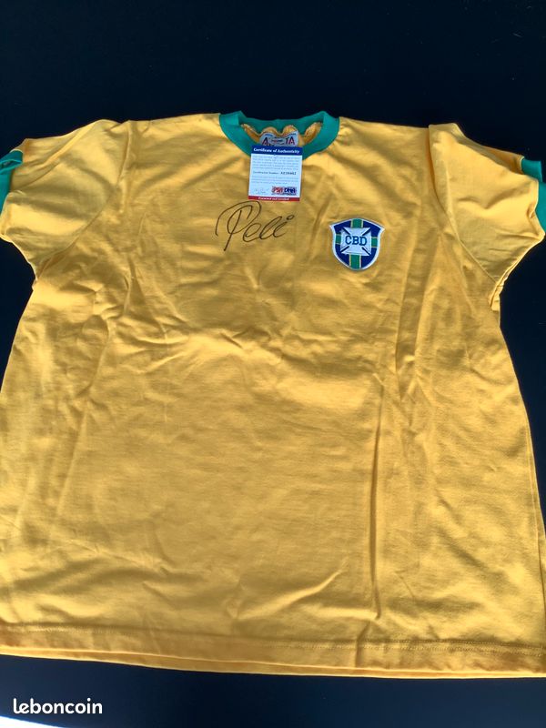 Exclusive Memorabilia Maillot du Brésil signé par Pelé Exclusive Memorabilia Maillot du Brésil signé par Pelé