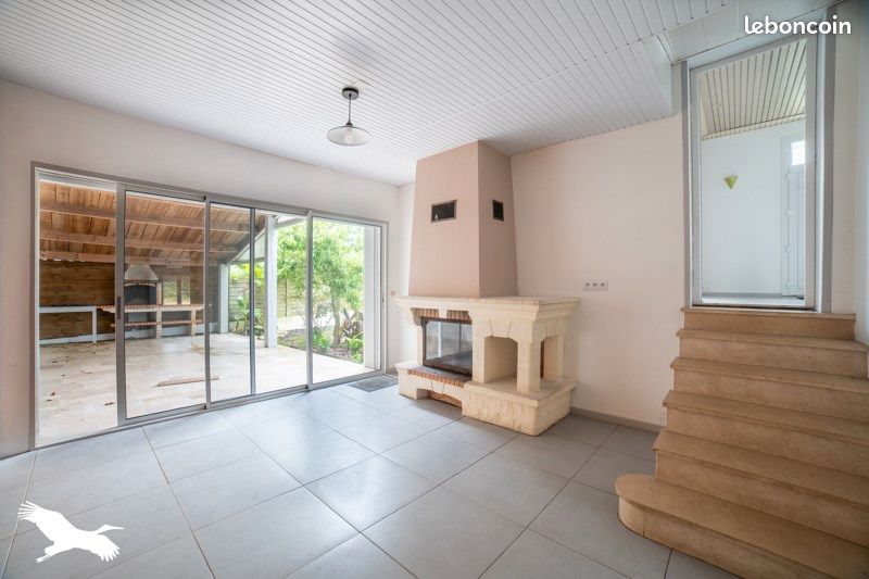 Maison 8 pièces 245 m² · à La Ronde · 245 m² · 199 900 €