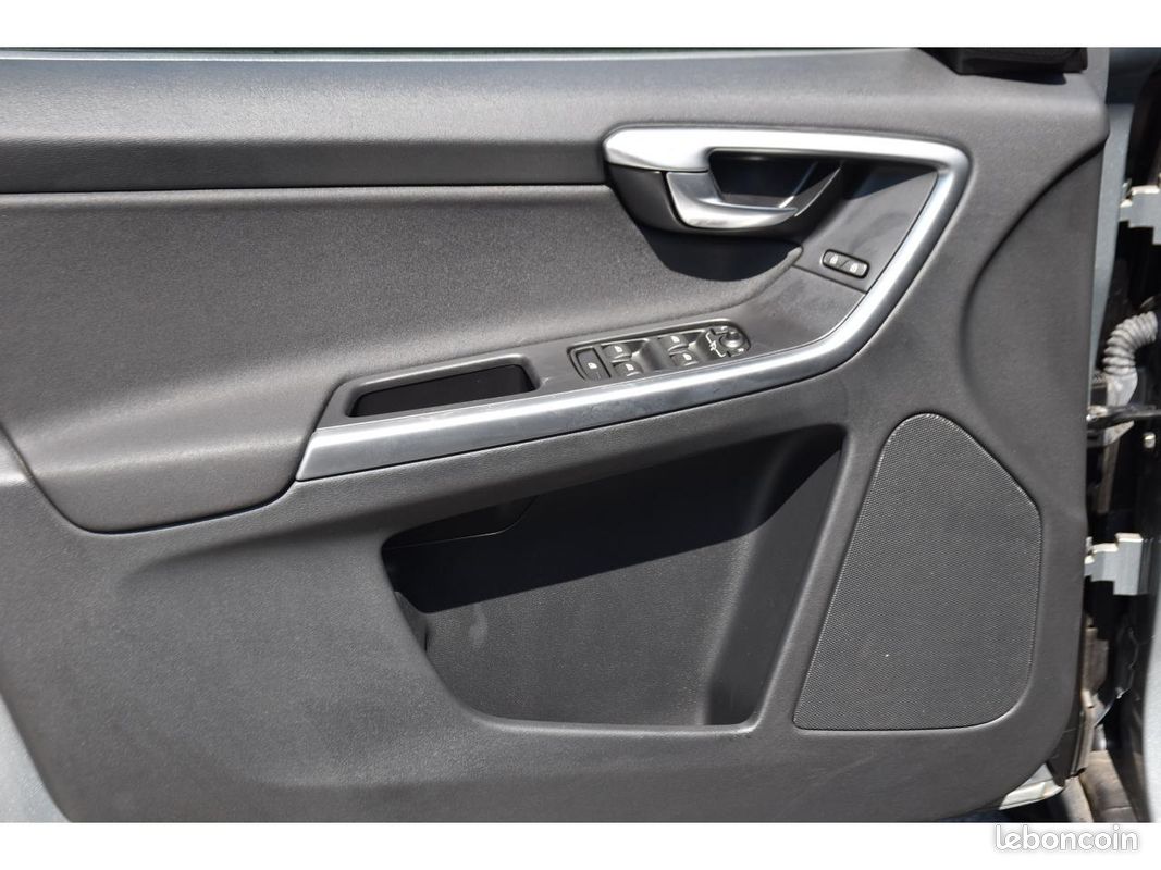 VOLVO XC60 D5 FAP AWD - 205 - BVA Geartronic Momentum (image 16)