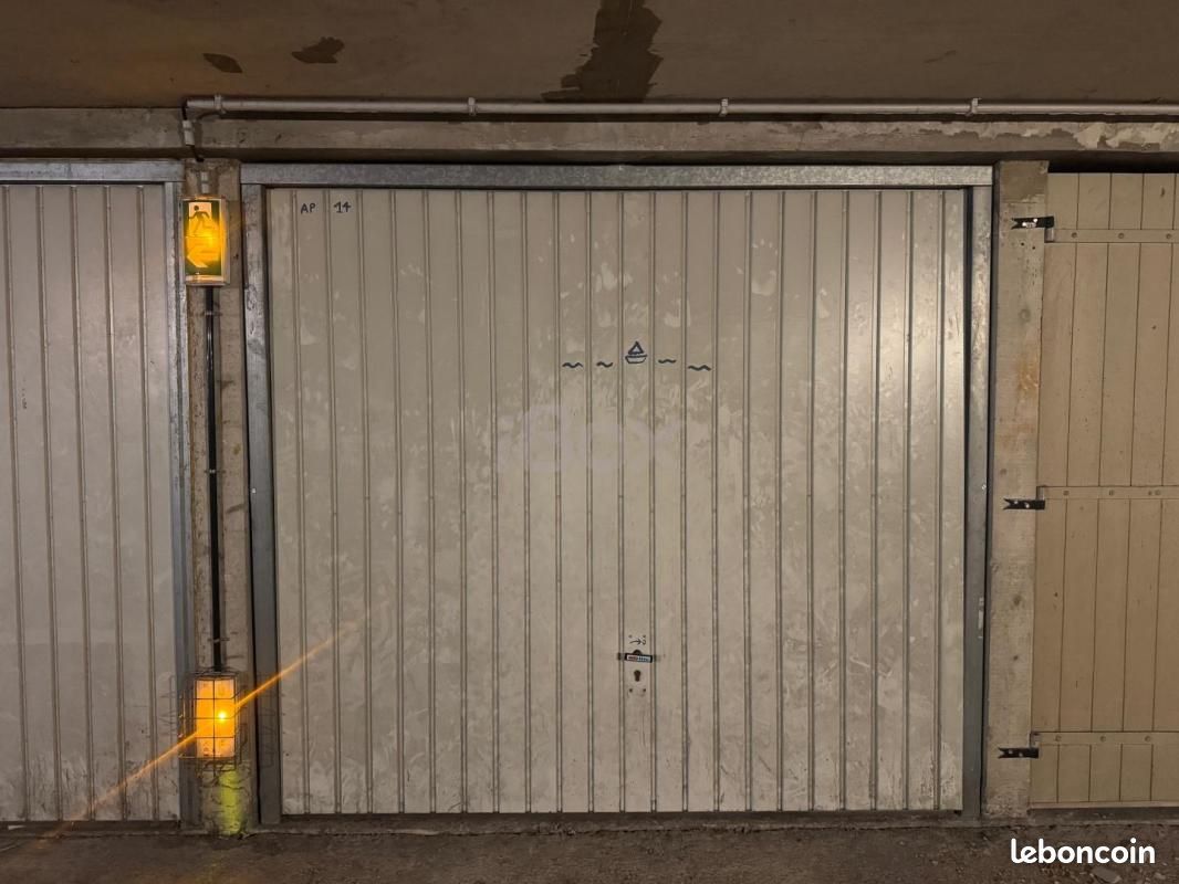 Parking 11 m² · à Saint-Mandrier-sur-Mer · 11 m² · 110 €