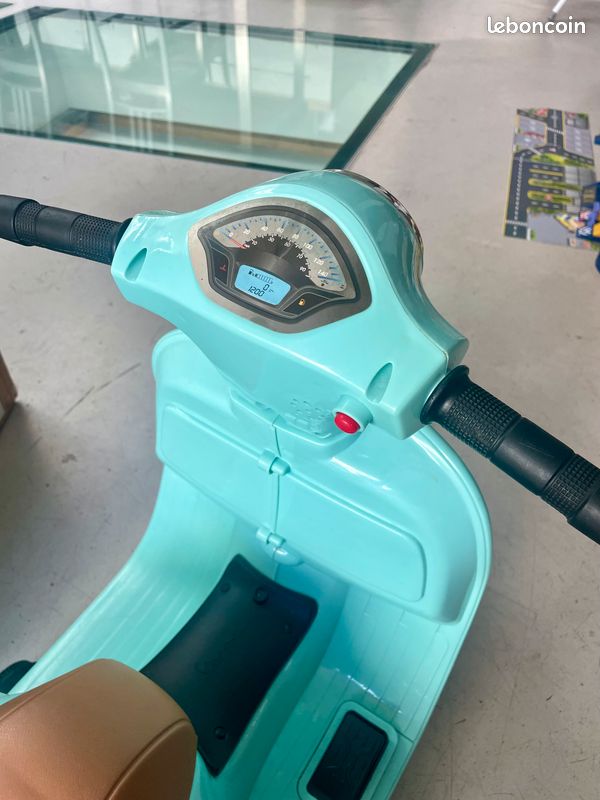 Petit scooter Vespa électrique (image 5)