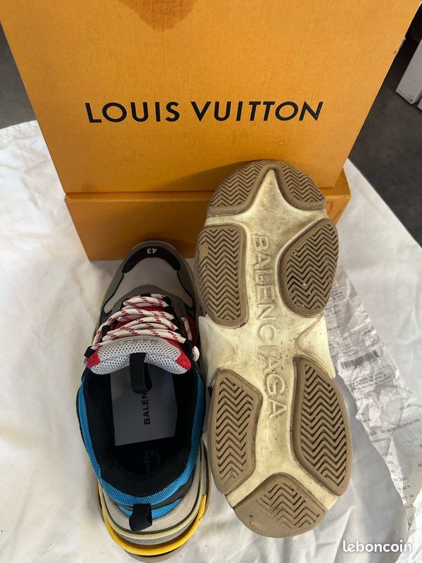 BALENCIAGA Triple S (image 17)