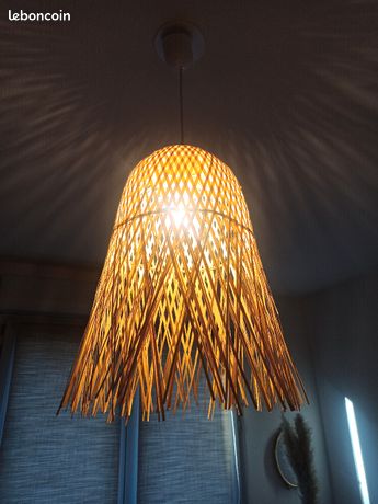 Lustre En Paille Sur Plafond En Bois