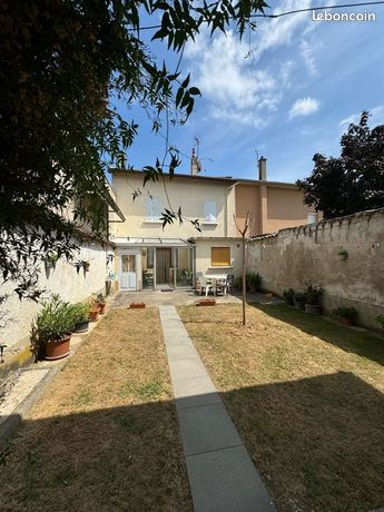 Maison de village avec jardin et garage