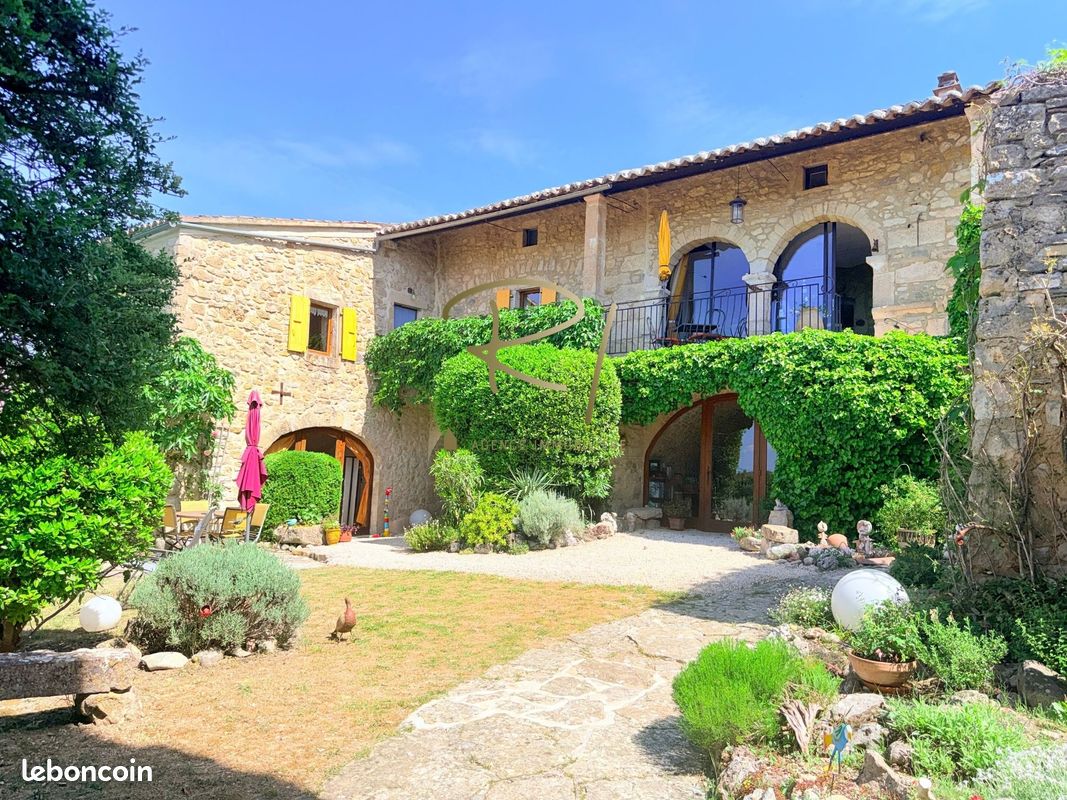 Maison 10 pièces 255 m² · à Vagnas · 255 m² · 891 000 €