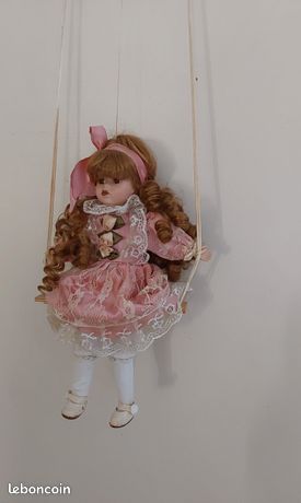 Poupée Ancienne En Porcelaine Sur Balançoire – Vintage Décoration