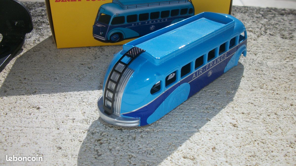 Dinky toys - Autocar Isobloc rouge, toit strié , très bon état , Vente