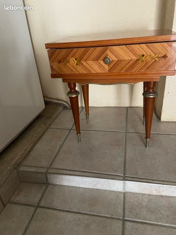 Table de nuit avec tiroir,longueur 50cm,largeur 30 cm hauteur 52 cm ,profondeur 22cm,prix 19 euros (image 1)