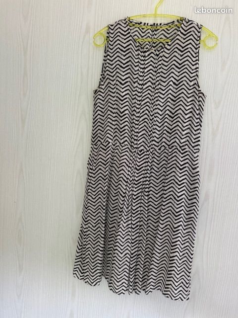 Robe sans manches soie imprimée zig-zags noirs sur fond blanc (image 7)