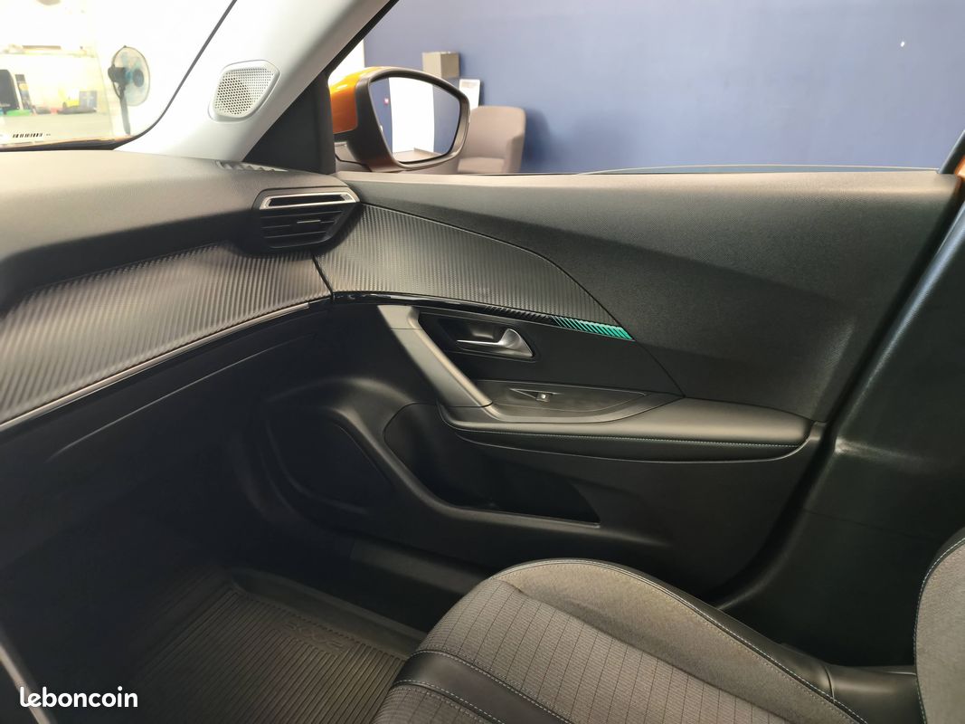 PEUGEOT 2008 BlueHDi 130 S&S EAT8 Allure (image 20)