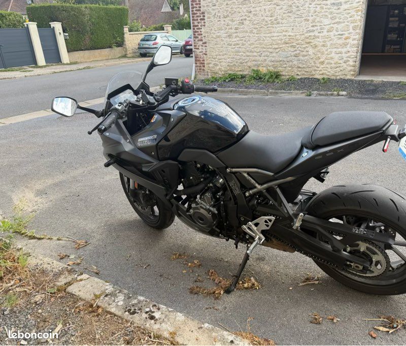 GSX8R noir 2025 proche du neuf (image 2)