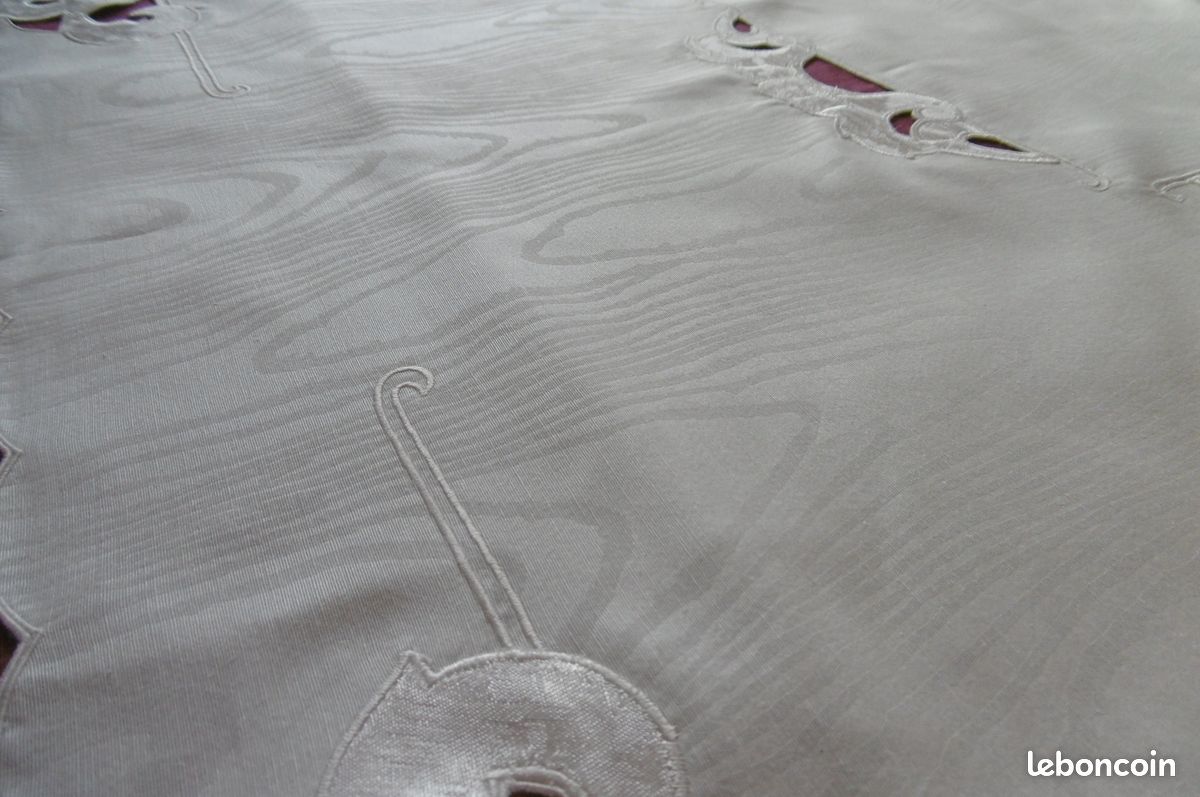 Nappe brodée au pourtour festonné - Linge de maison