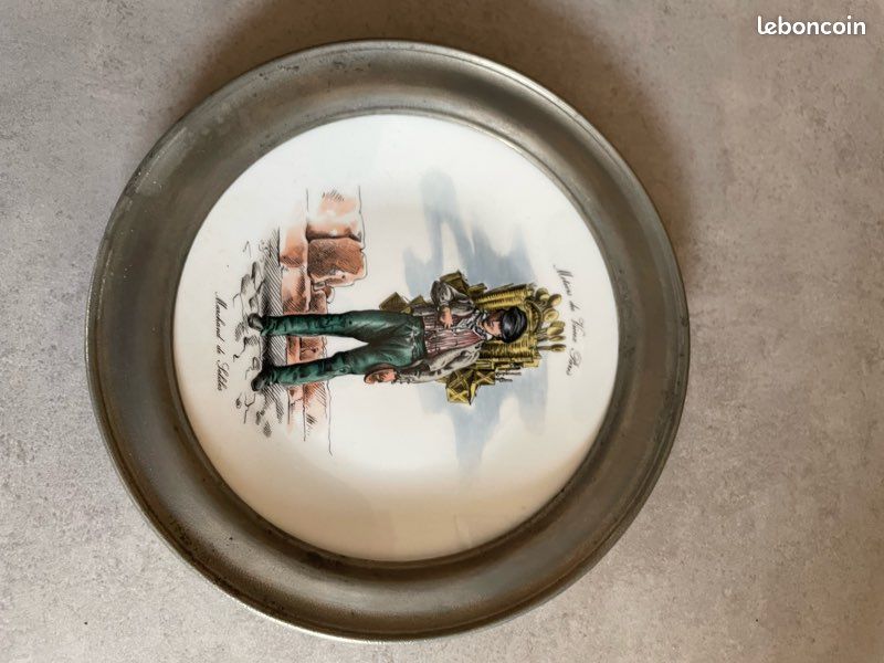 Assiette en porcelaine et décor de Paris avec contour en étain (image 1)