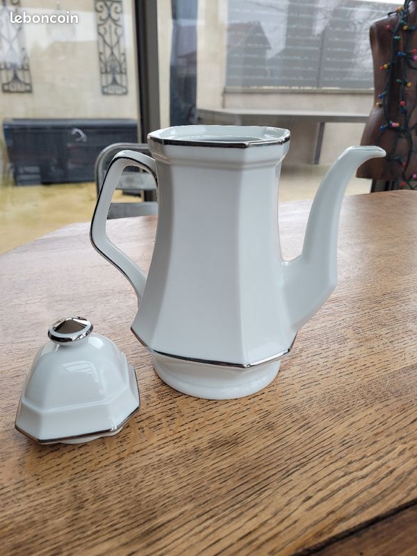 Cafetière en porcelaine blanche et argent (image 2)