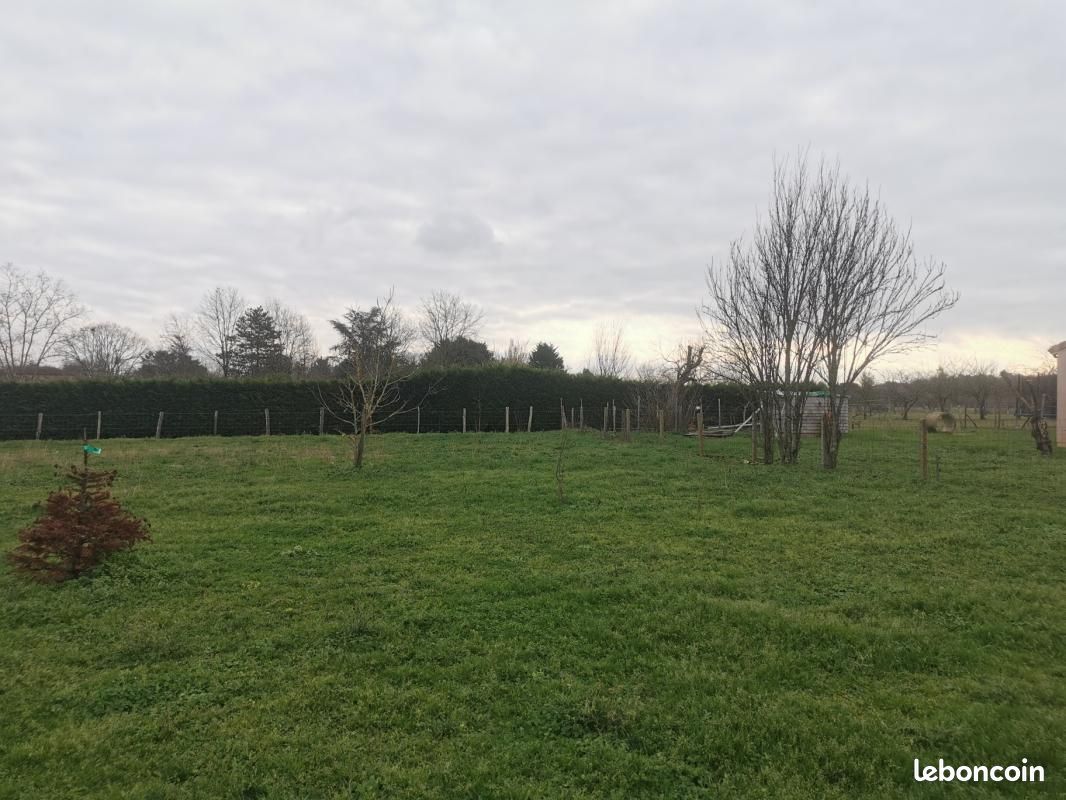 Terrain 800 m² Saint Seurin Sur L Isle · à Saint-Seurin-sur-l'Isle · 59 400 €