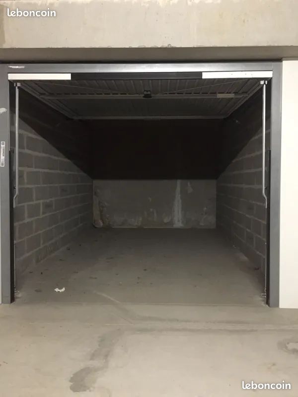 Box, garage fermé libre de suite · à Douvres-la-Délivrande · 24 000 €