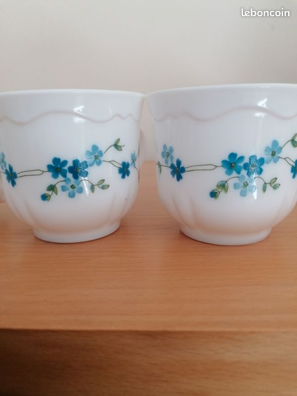 Lot De 2 Tasses à Chocolat Vintage Arcopal Motif Myosotis Fleurs Bleues - Opalin Blanc Diam 9cm, H 8cm