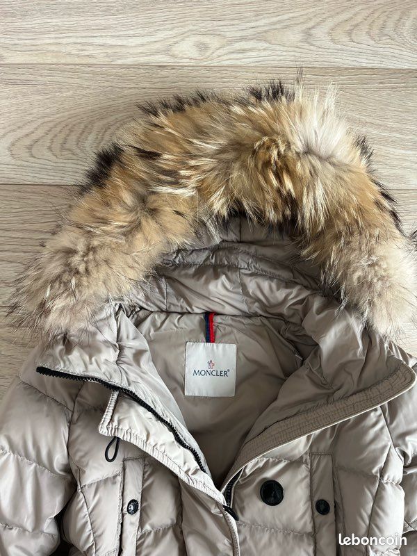 Doudoune Moncler femme beige avec capuche fourrure véritable