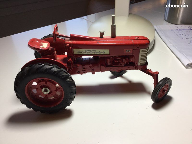Mignature tracteur agricole IH (image 1)