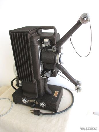 Ancien Projecteur De Film. Les Projets, Une Image Imprimée Sur Le Film Et A Travers L Objectif Se Concentre L Image Obtenue Sur Un Ecran 133680090