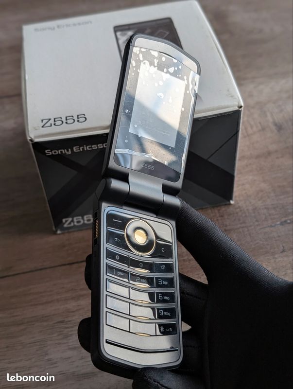Sony Ericsson Z555i, il nuovo elegante cellulare a conchiglia