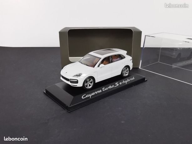 Miniature Porsche Cayenne Turbo 1/43 Minichamps chez