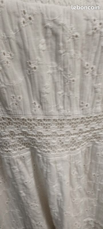Robe blanche brodée décolleté (image 5)