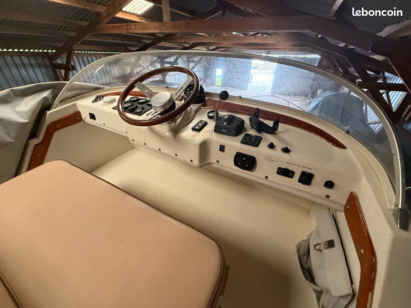 Vedette Bertram Riva 25 Flybridge (image 3)