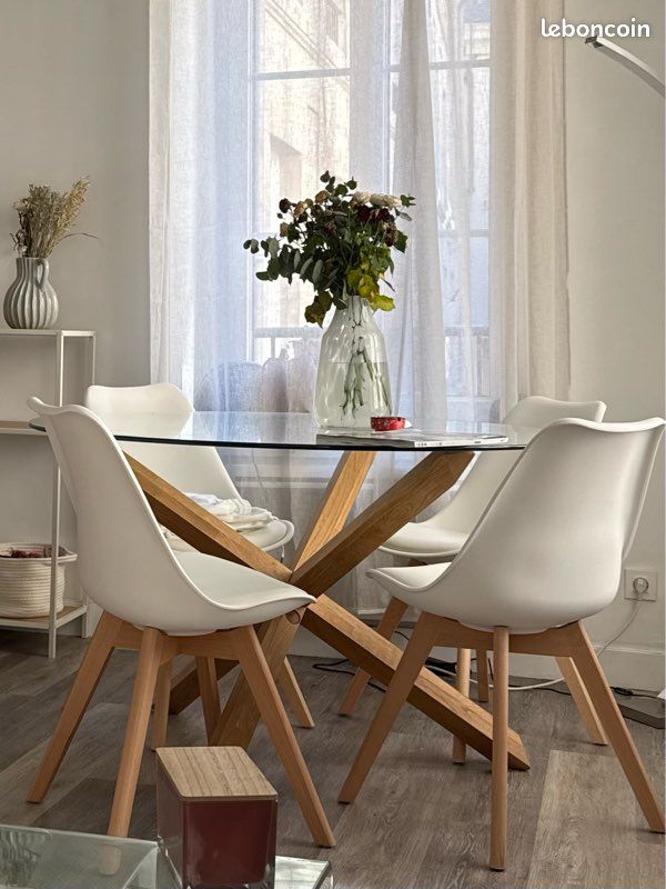 Table à manger ronde avec 4 chaises blanches - Plateau en verre, pieds en bois (image 1)