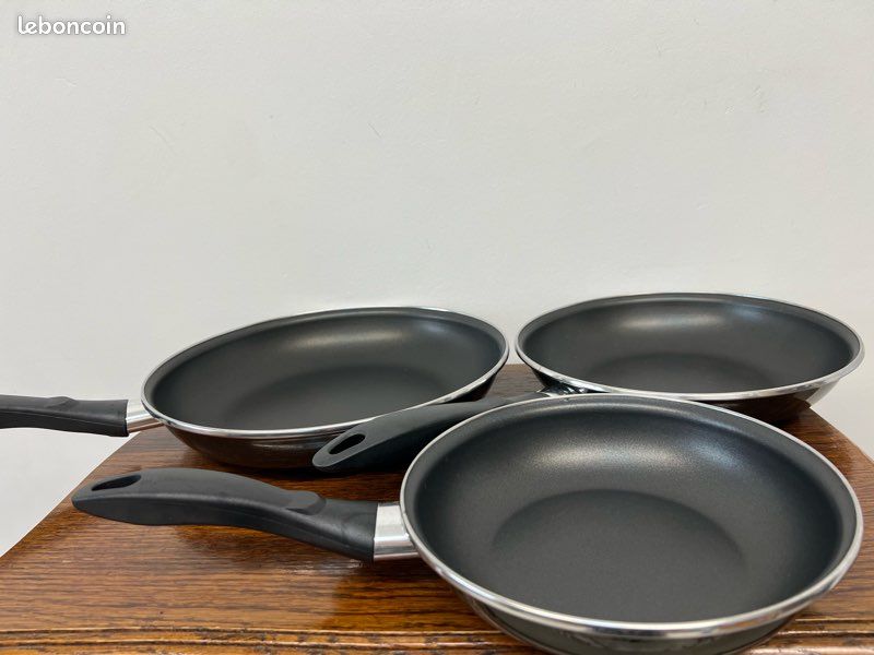 🚨 Urgent – Très bonne affaire 🚨 Je vends un lot de 3 poêles antiadhésives – État neuf, jamais utilisées (image 2)