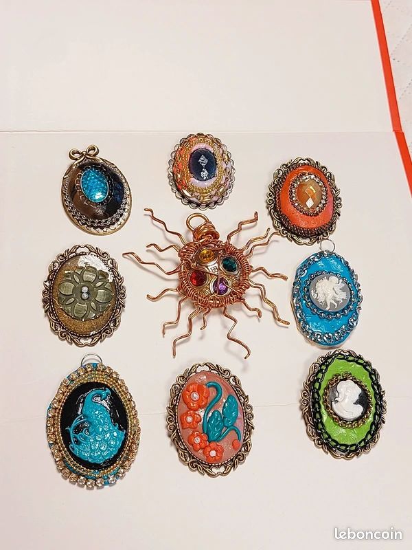 Lot De Bijoux Fantaisie Dorés : Broches, Pendentifs Et Bracelet – Très Bon état
