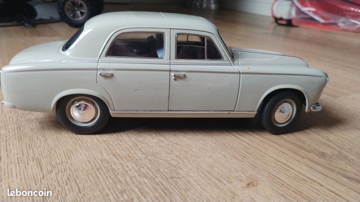 Miniature Peugeot 403 Berline 1/32 Minialuxe - Dessous En Tôle Grise - Occasion