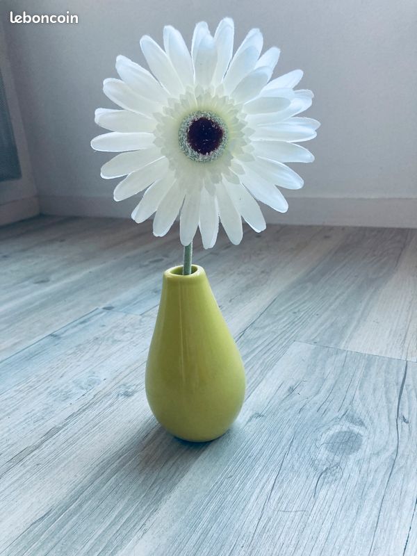 Vase avec fleur en plastique (image 1)
